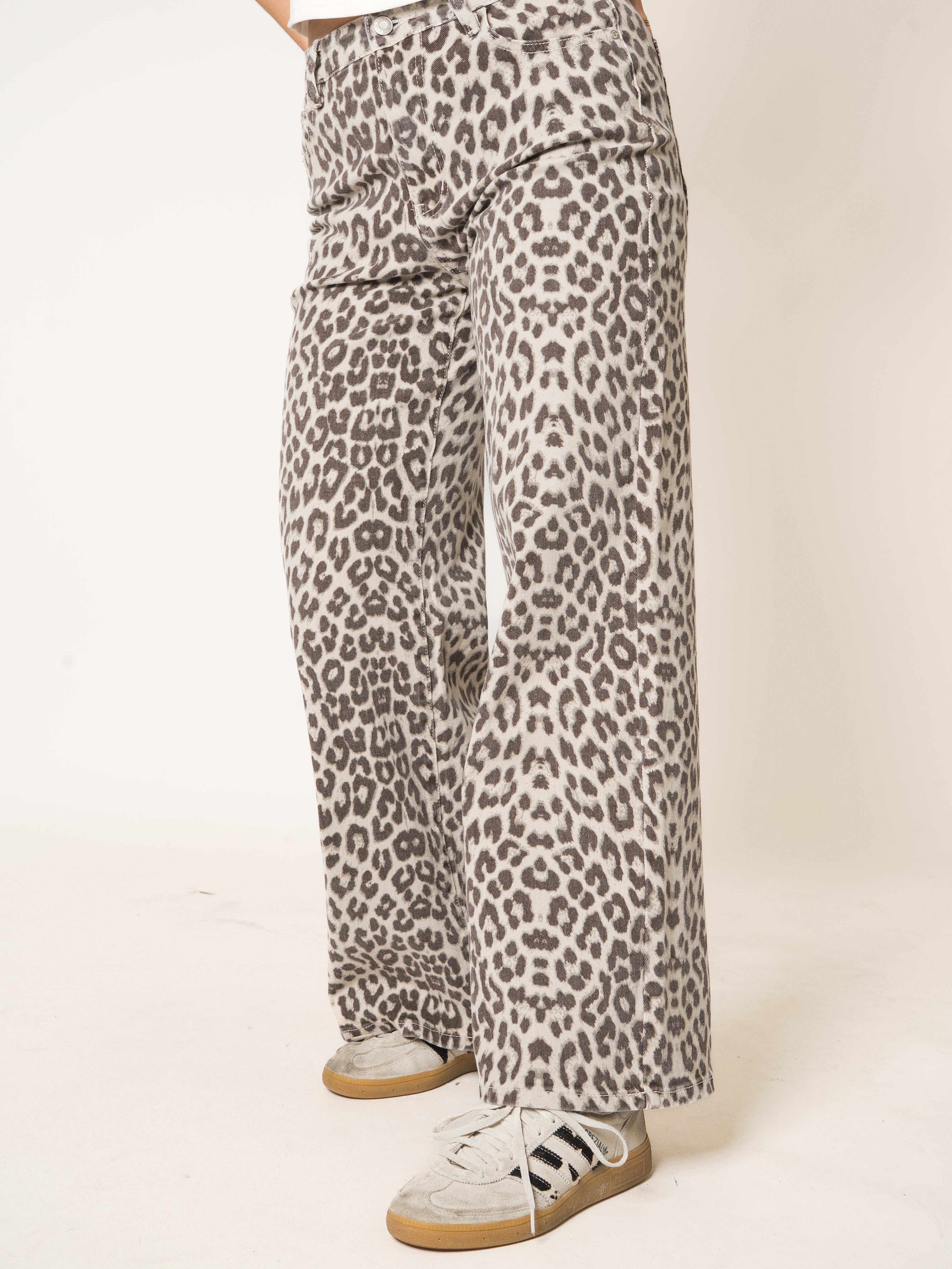Wide Leg Leo Jeans